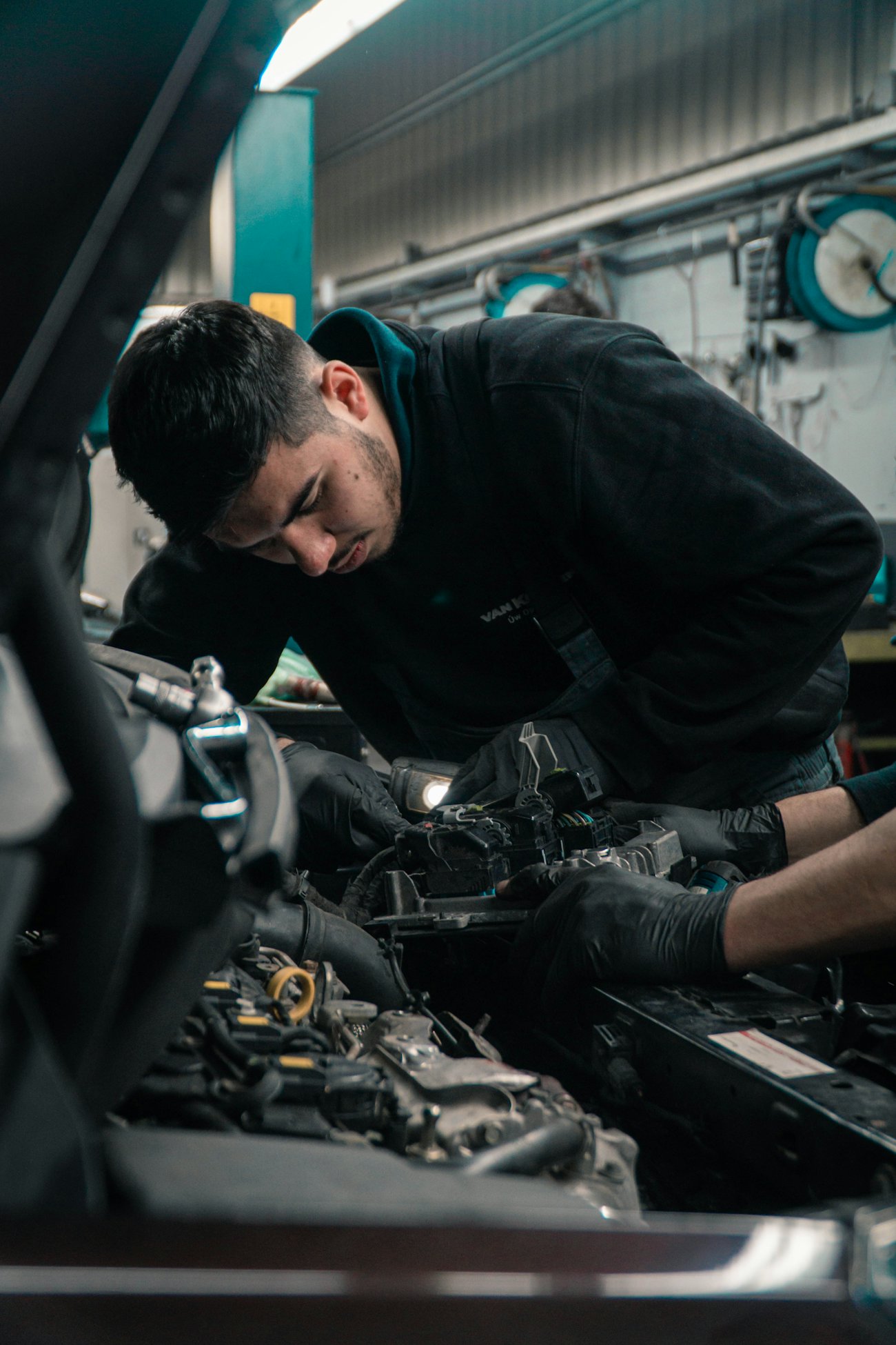 Mecânico trabalhando no motor de um carro